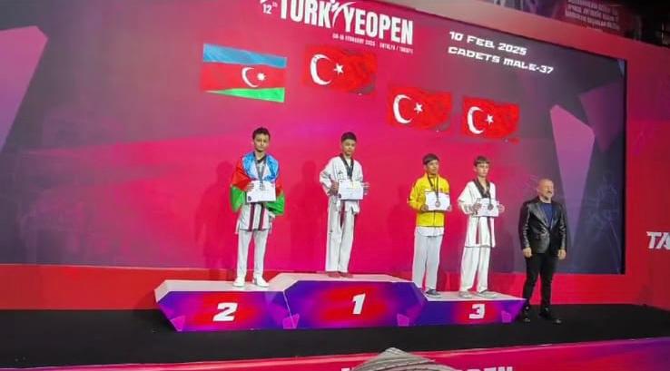 Azərbaycan Taekvondo Federasiyasına Türkiyədə xatirə hədiyyəsi təqdim olunub